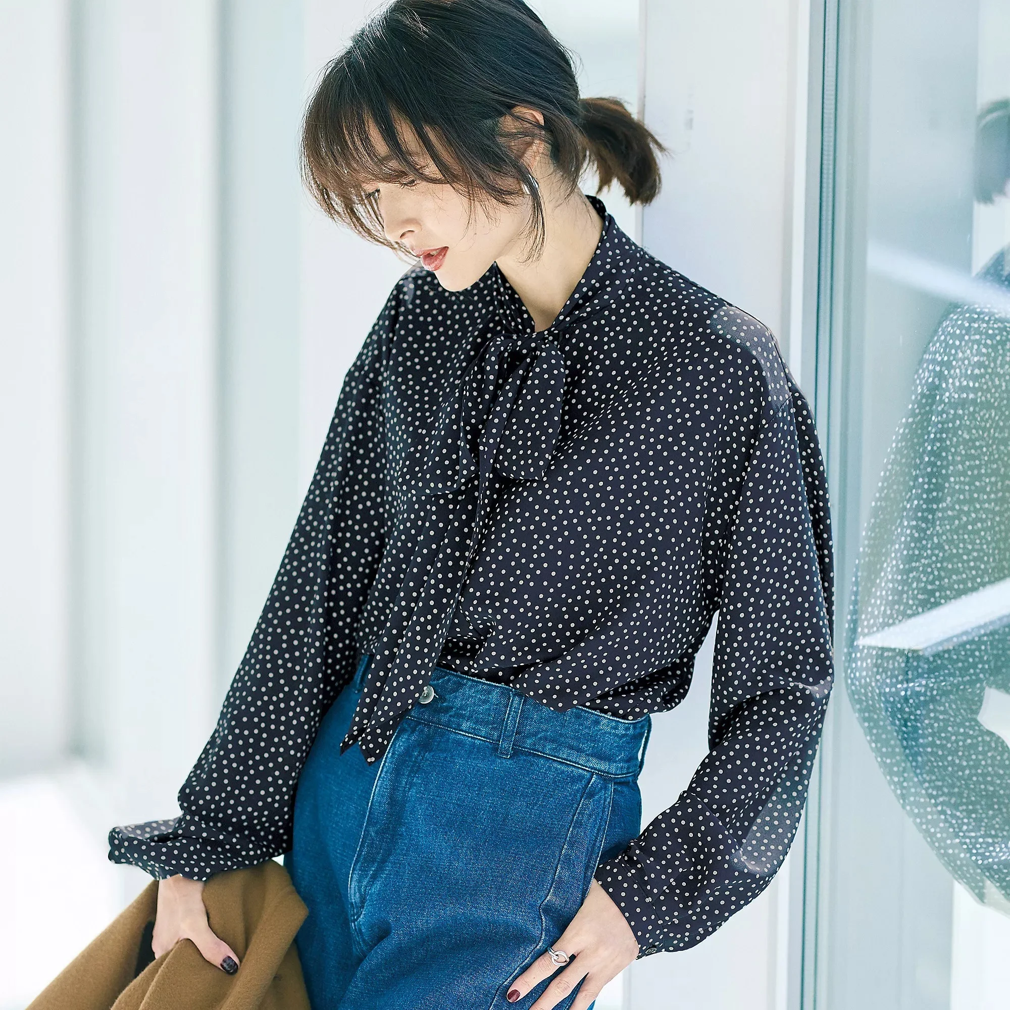 M7days 【とろみ素材】エレガントドット柄ボウタイブラウス