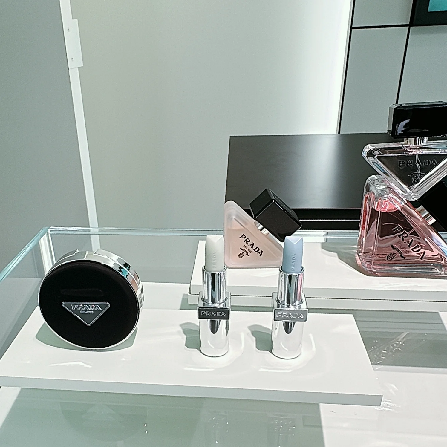 2025 秋新色 PRADA 発表会の写真 以前ご紹介したプラダ メッシュ クッション(写真左端)をはじめ、今年も続々と新作をリリースし続けるプラダ ビューティ。この秋も心躍るアイテムが目白押しです!