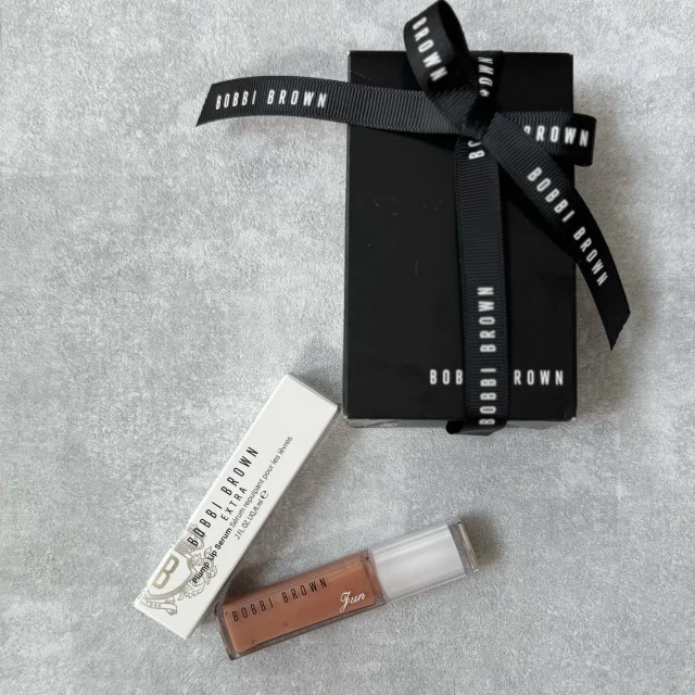 BOBBI BROWN「エクストラ プランプ リップ セラム」｜40代の唇にふっくらツヤをくれるご褒美リップ