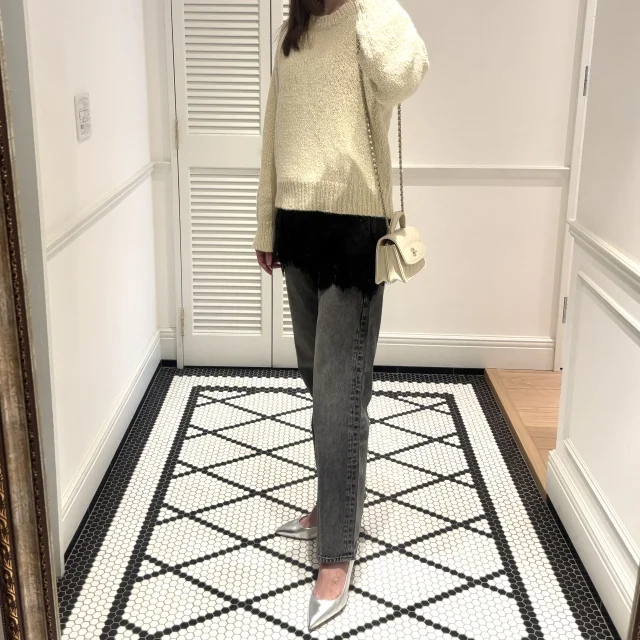 ニット:スタンニングルアー、レースタンクトップ:Ade、パンプス:ジャンヴィトロッシ