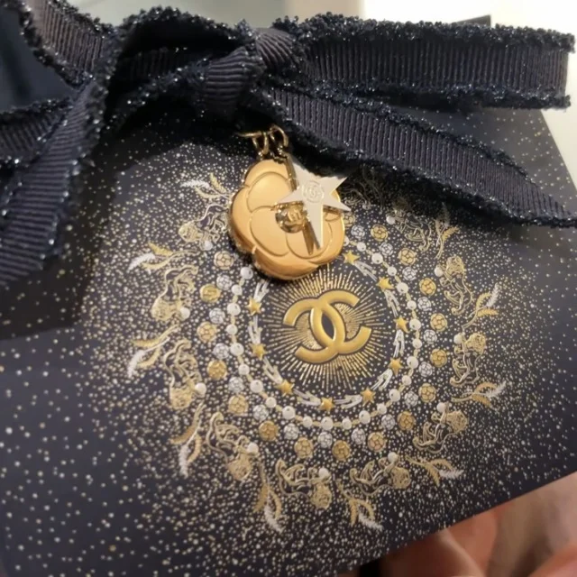 チャームはカメリアにしました