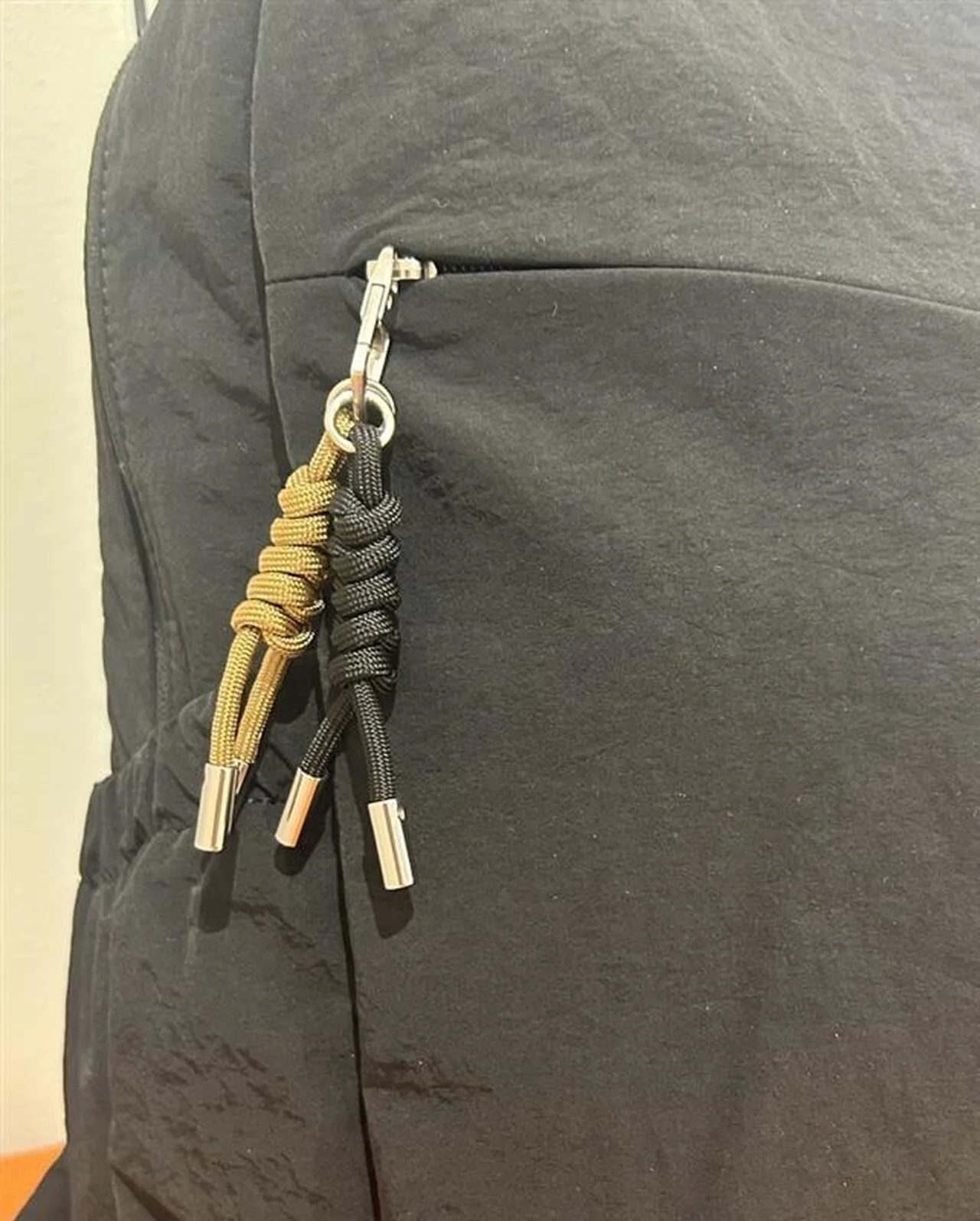 サムソナイト・レッドの黒いリュック　取り外し可能なゴールドとブラックのロープのチャーム