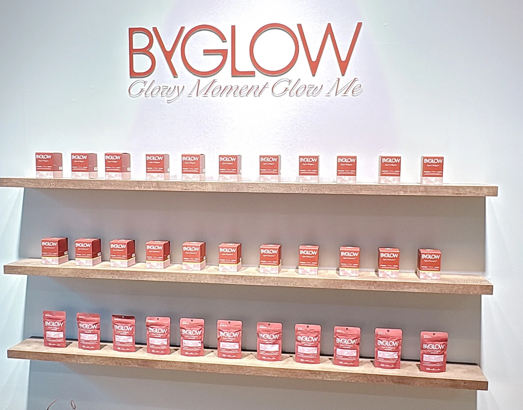 2025 新作コスメ　日韓共同開発の新インナーケア「バイグロー（ByGLOW）」　製品のディスプレイ