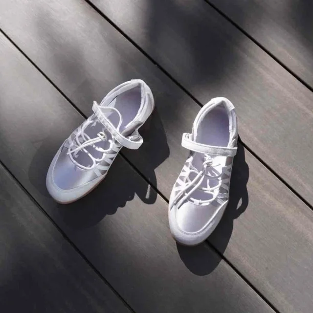 レースアップバレエスニーカー