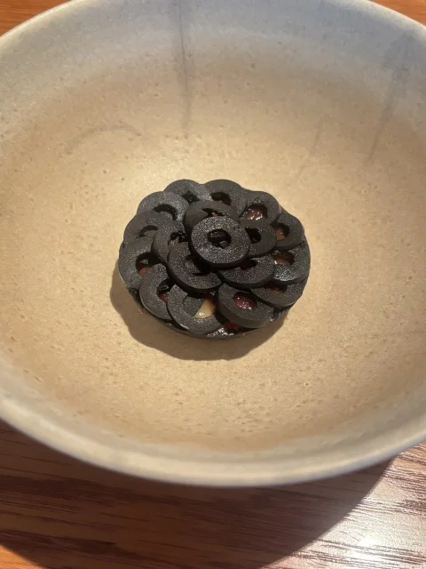 黒オリーブの下にはフォアグラが