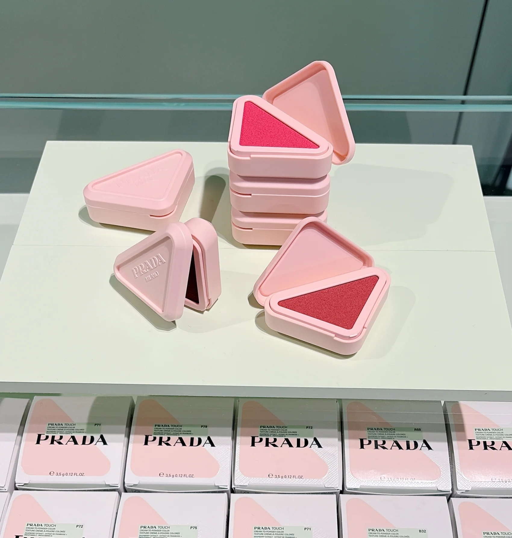 新作コスメ　チークカラー　おすすめ　40代　発表会の写真　プラダ ビューティ   プラダ タッチ