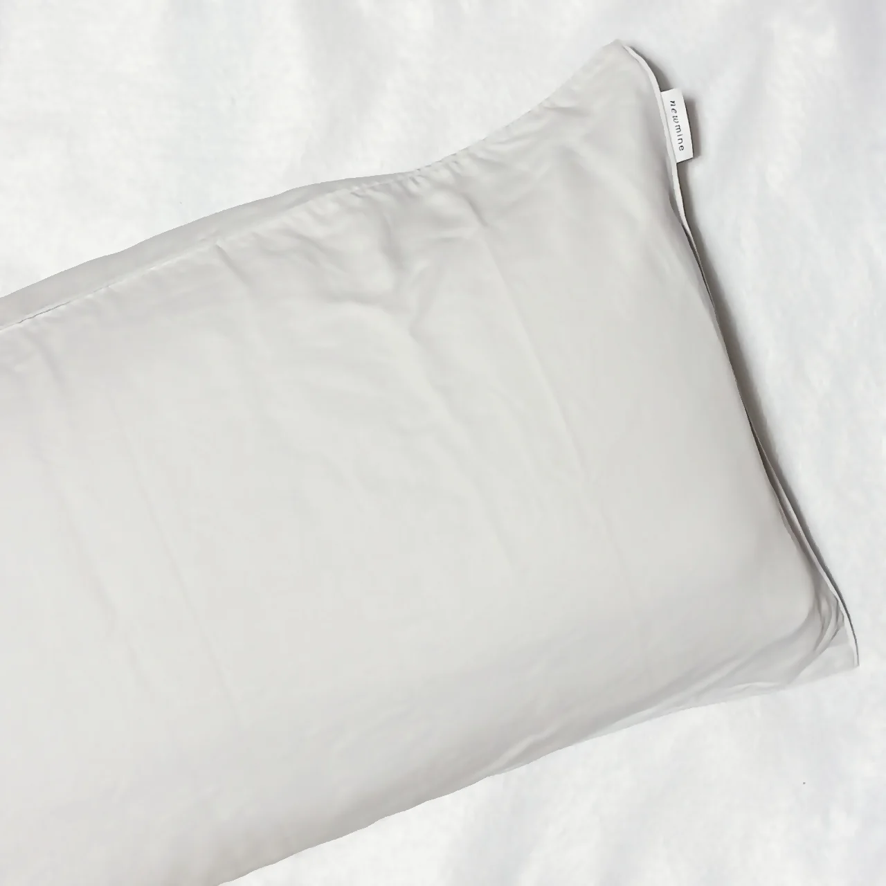 西川　newminのピローケースは90cm×45cmの大きめサイズだから愛用中の大きな枕もすっぽり。写真のグレーのほか、ホワイトも展開