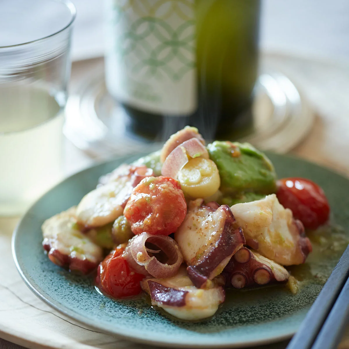 タコのコリっと感とトマトの旨味、アボカドのとろみが一皿に！【平野由希子のおつまみレシピ #54】