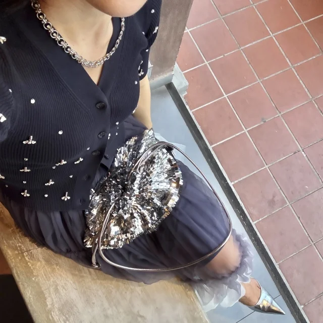 地味見え回避！40代の華やぎネイビーコーデ術_1_4