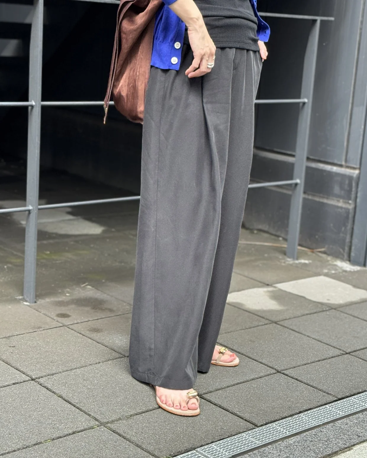 タック入りワイドパンツ　コーディネート