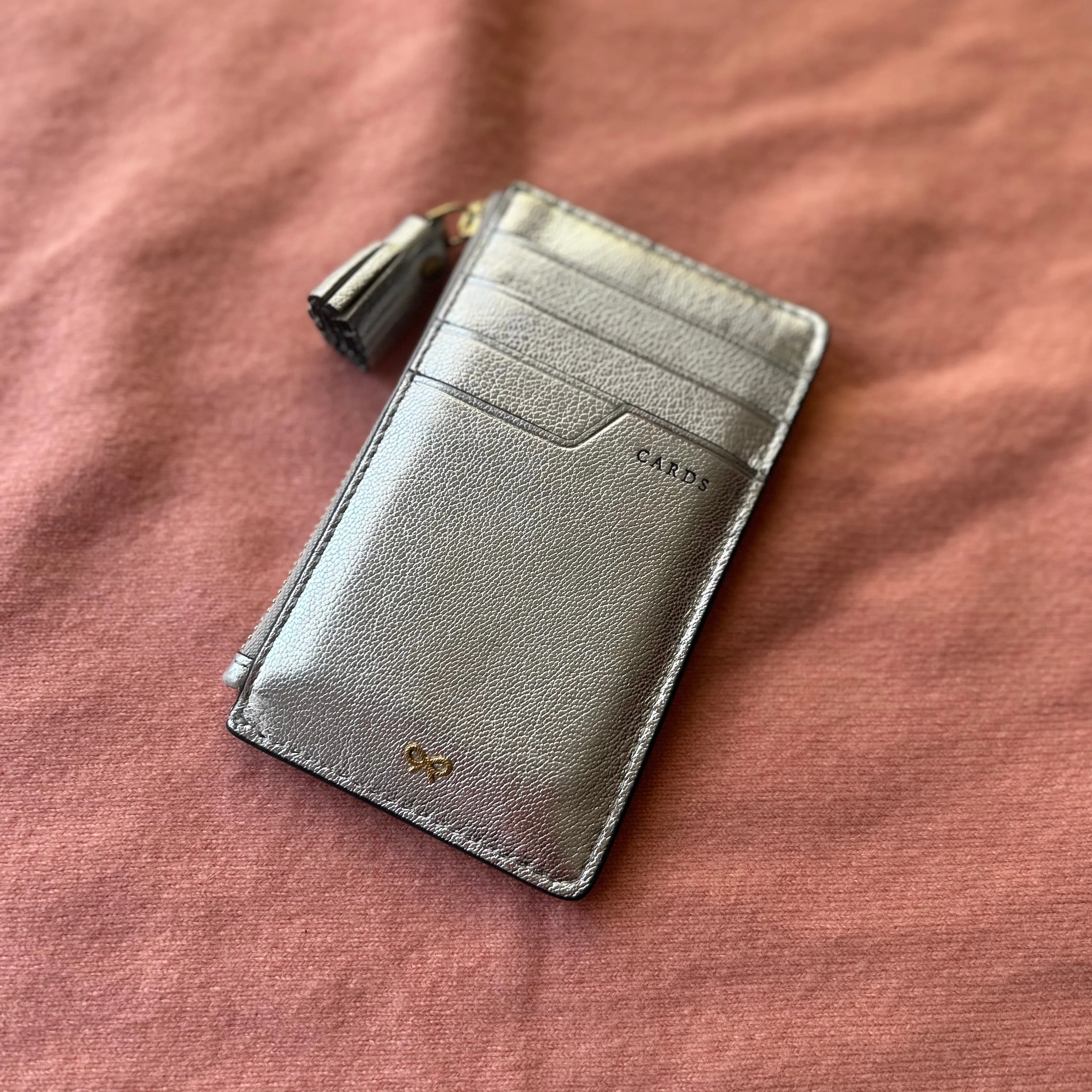 アニヤ・ハインドマーチの午モチーフカードケース