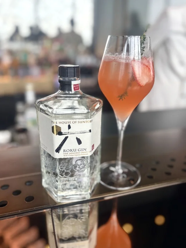 いちごを沢山使ったフレッシュなカクテルに