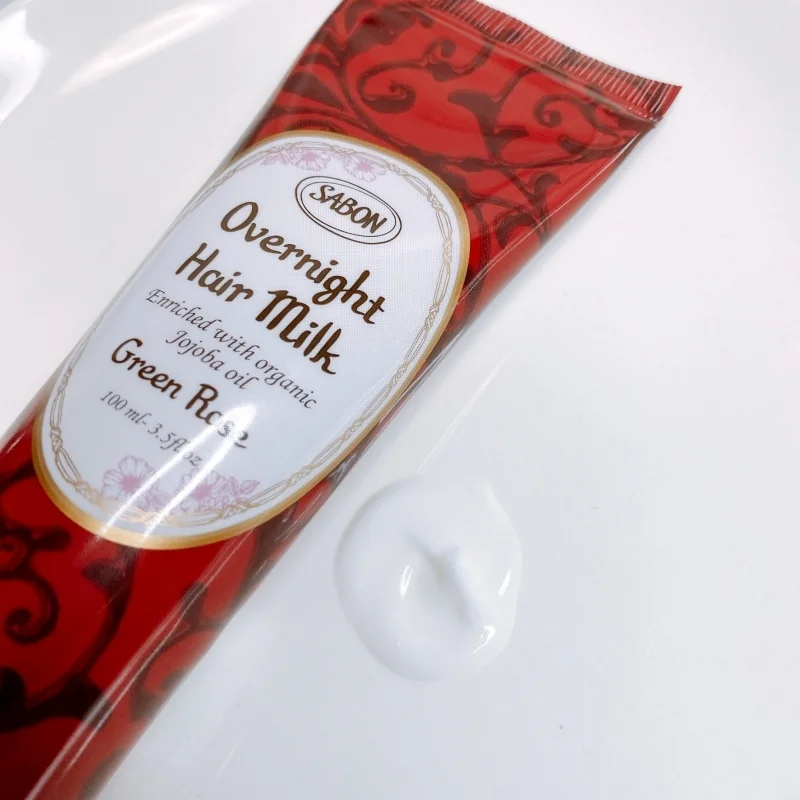 SABONのオーバーナイトヘアミルクは着色剤・パラベン・シリコンフリーでヴィーガン処方。濡れた髪にも乾いた髪にもなじませやすいみずみずしくライトなミルクテクスチャー
