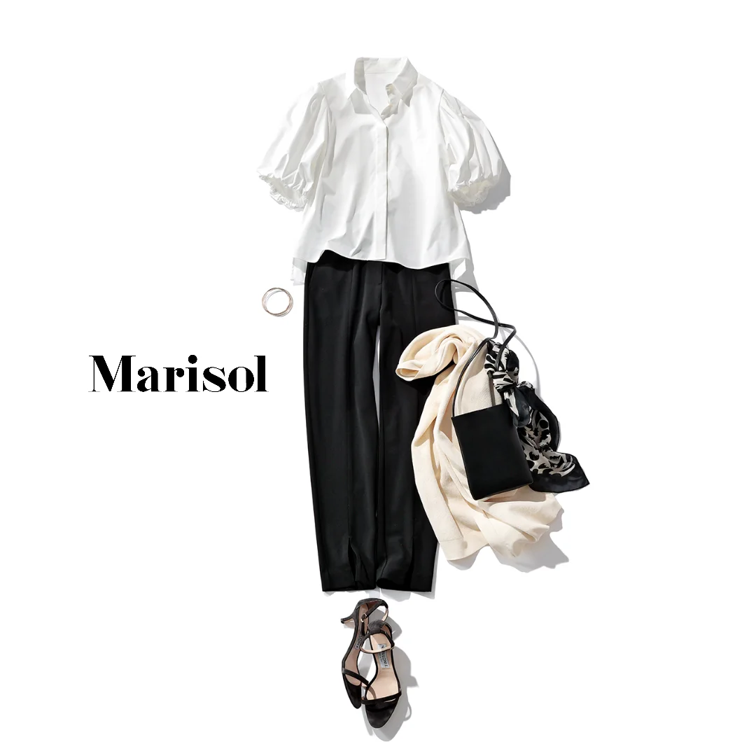 40代ファッション 白パフスリーブシャツ×黒パンツ ×サンダル コーデ