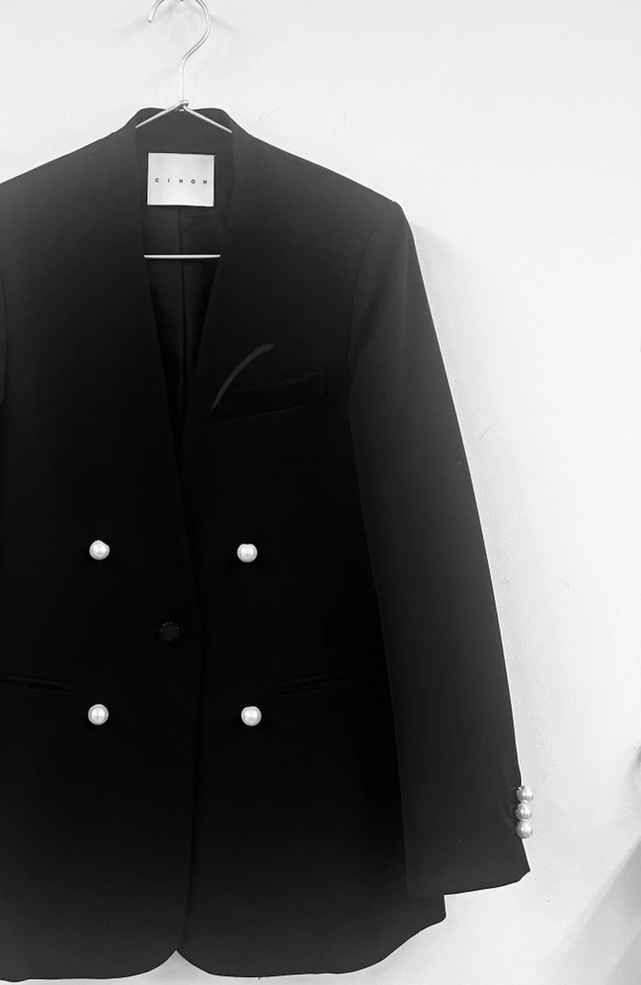 CINOHのパールボタンジャケット