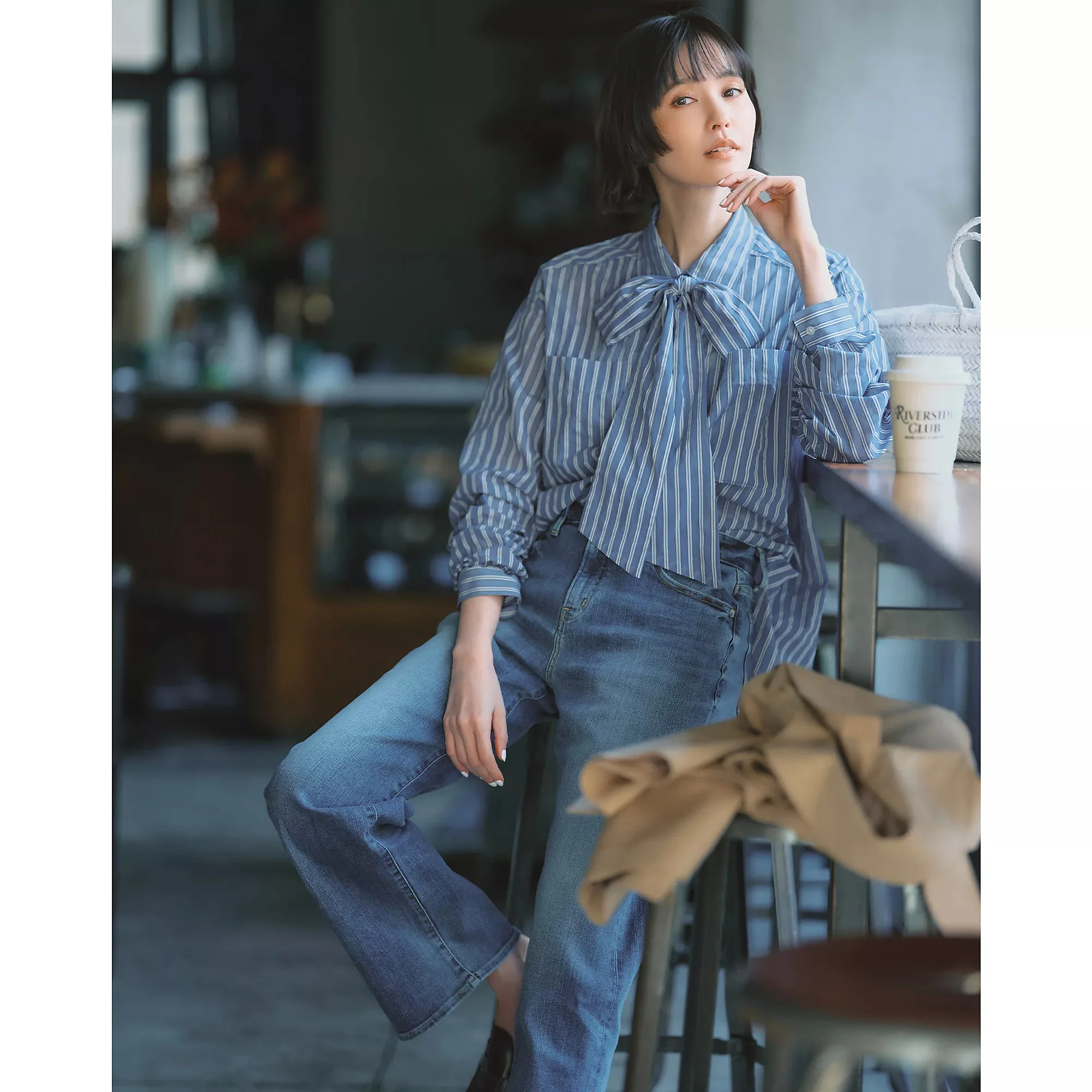 ボウタイブラウスデニムコーデ