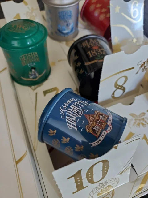 TWG Tea（ティーダブリュージーティー）トゥウェルフスナイト アドヴェントカレンダー2025、40代女性へのご褒美ギフト、ゴールドのパッケージ