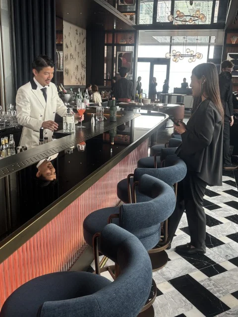 まいさん、いちごのカクテルをオーダー中！