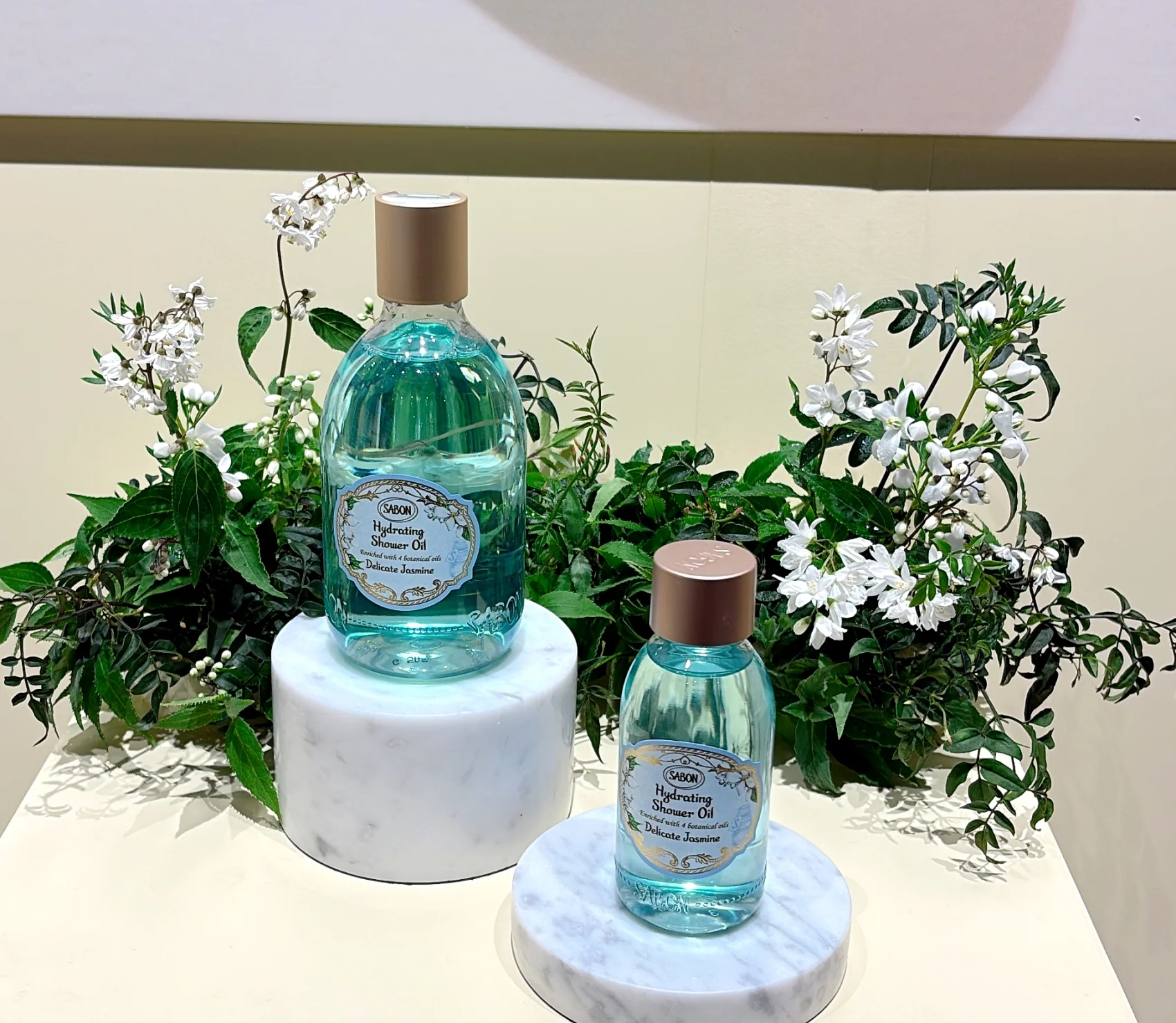 新作コスメ　SABON　サボン　シャワーオイル　発表会の写真　製品ラインアップ　既存の香りの中でも人気の高いデリケート・ジャスミンは、清潔感あふれるクリーンフローラル。ジャスミンにイランイランやスズランがブレンドされた香りは、真夏の夜の月明かりの下の透き通る空気を感じさせます