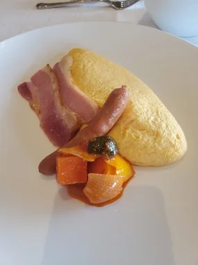 アクアダイニングで楽しむ絶景を望むアメリカンブレックファスト