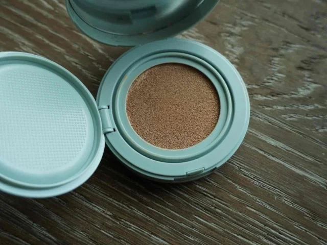 カラーは３色展開。