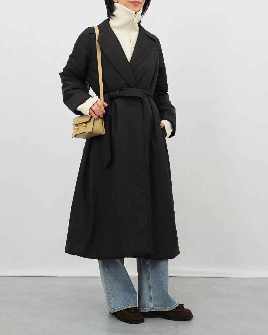 中綿ロングトレンチコートブラック着用