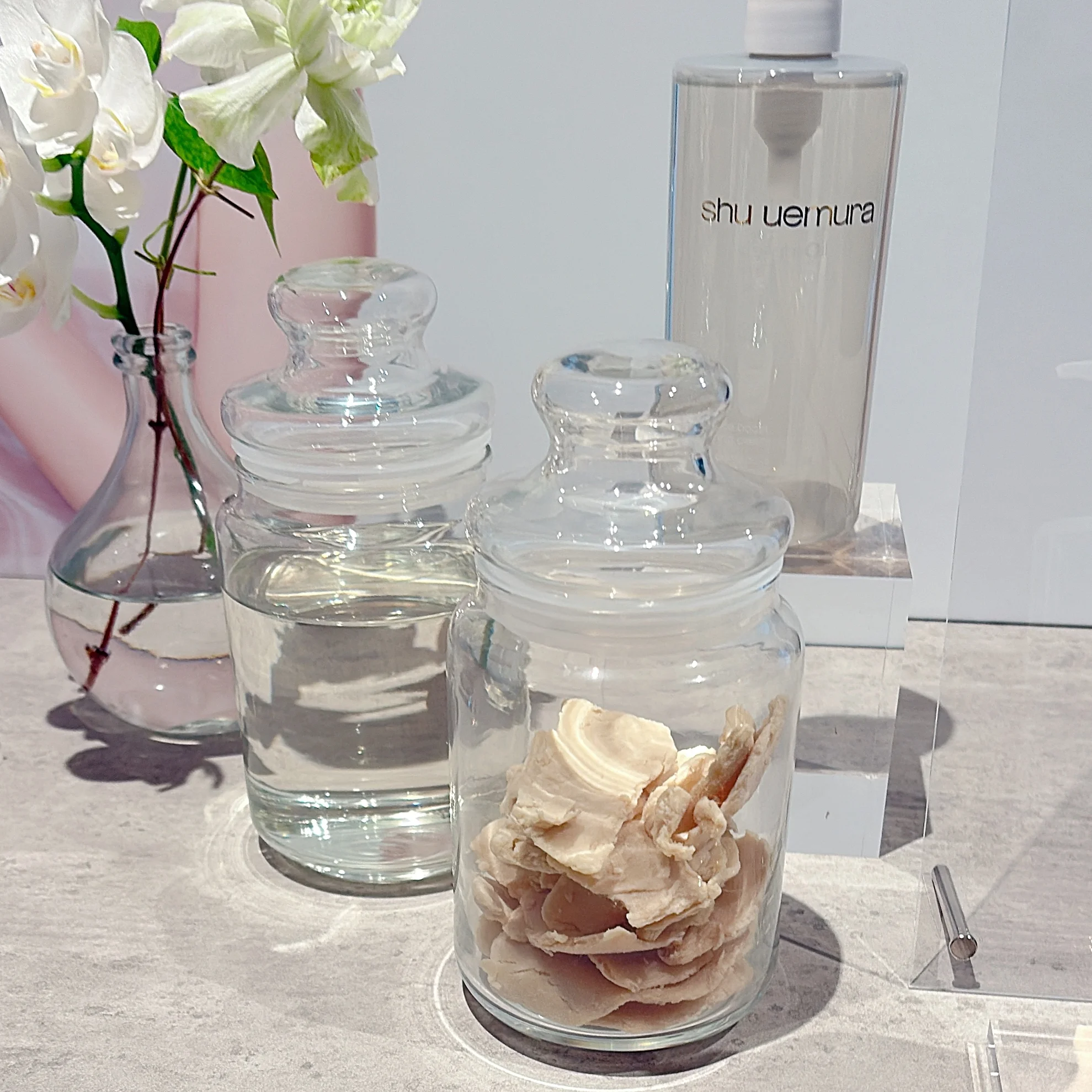 キー成分のひとつとして採用されたのは、石川県産 八重桜酵母由来の酒粕。アミノ酸豊富でうるおいキープ力に長け、色ムラのない均一でクリアな肌へと導きます。  そのほかにもビフィズス菌、ビタミンC誘導体、肌をおだやかで安定した状態へと整えるカモミール由来のビサボロールなど、エイジングが気になる肌にも心強いスキンケア成分を惜しみなく配合し、くすみにアプローチ　発表会の写真