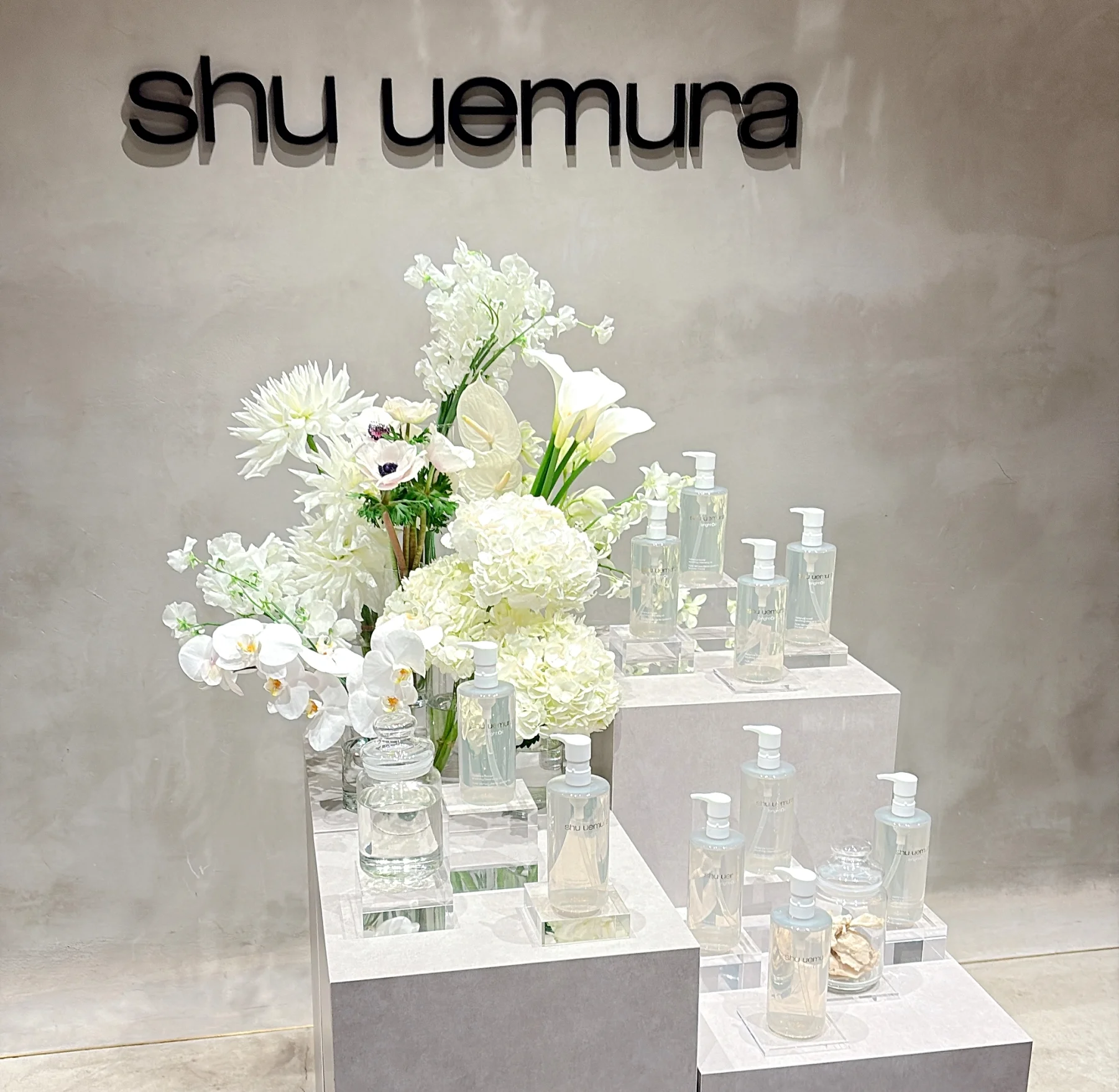 日本におけるクレンジングオイルのパイオニア・シュウ ウエムラから、新たなクレンジングオイルが間もなくデビューします。   シュウ ウエムラ ブライト クレンジング オイル　発表会の写真