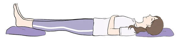 寝る時に、座布団などを脚の下に敷いて足を高くして寝るとむくみ予防に。ただし高すぎると腰を痛めるのでＮＧ。10〜15㎝程度の厚さの座布団などを敷くだけで十分に効果がある。
