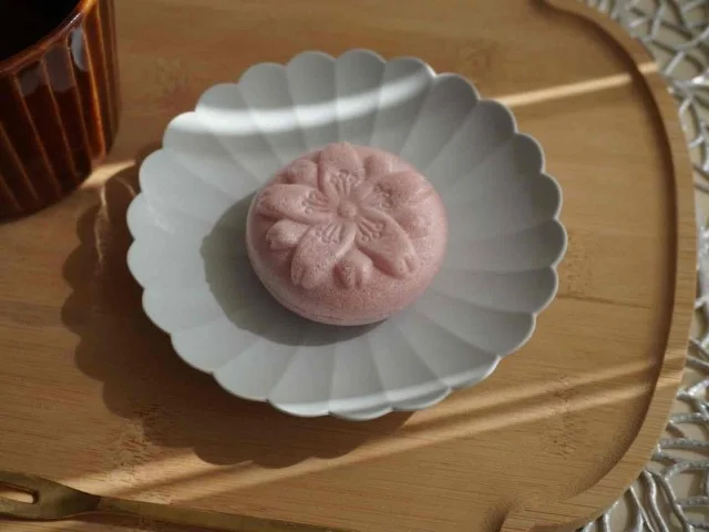 満開の桜がかたどられたもなか。