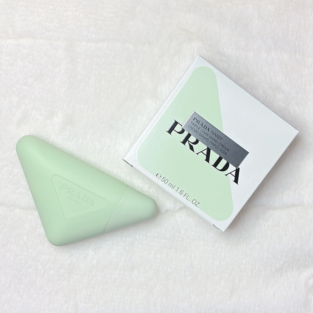 2025 秋新色 PRADA ハンドクリーム プラダ ハンド トリプルケア ハンドクリーム ¥8030/プラダ ビューティ<10月8日(水)発売> *10月1日(水)よりプラダ ビューティ トウキョウ、プラダ ビューティ公式オンラインストアにて先行発売