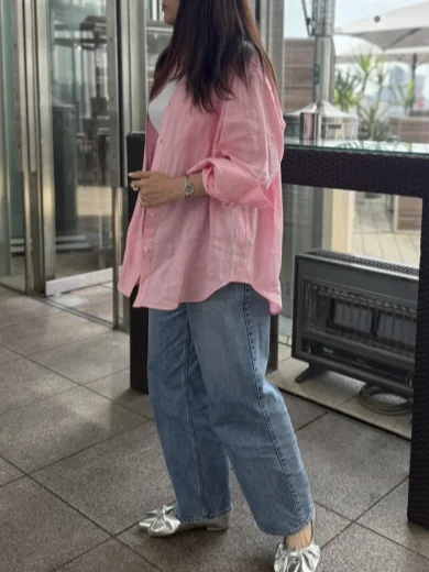 袖も敢えてラフにまくってみています