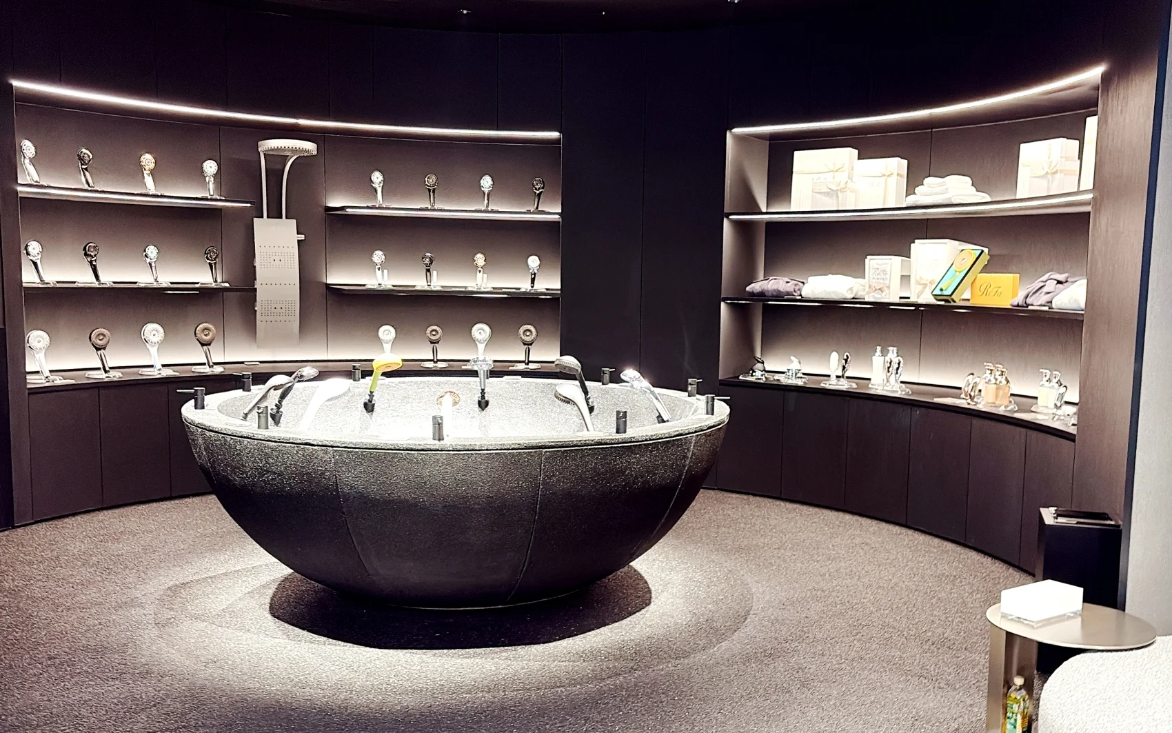 ReFa リファ GINZA 銀座　旗艦店　FINE BUBBLEのシャワーが試せるコーナー