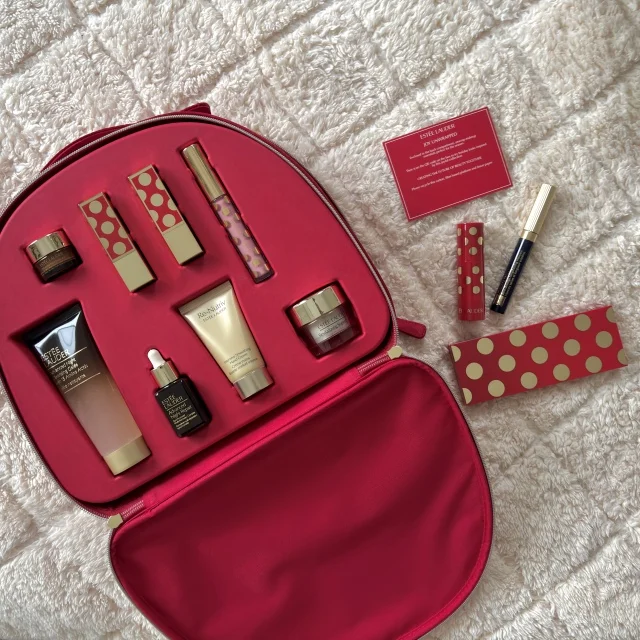 リボン型の刻印リップ＆ナイトリペア入り！エスティーローダーコフレ2025