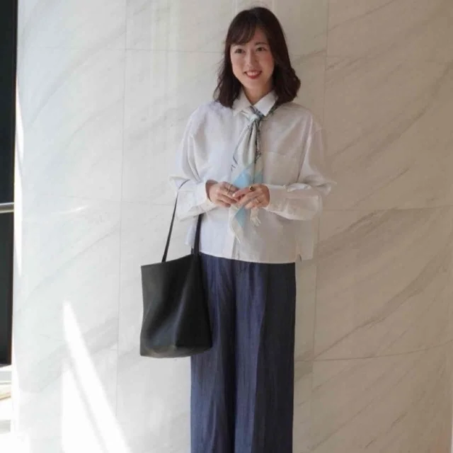 白シャツだからこそどんなカラーのスカーフも合わせやすい！