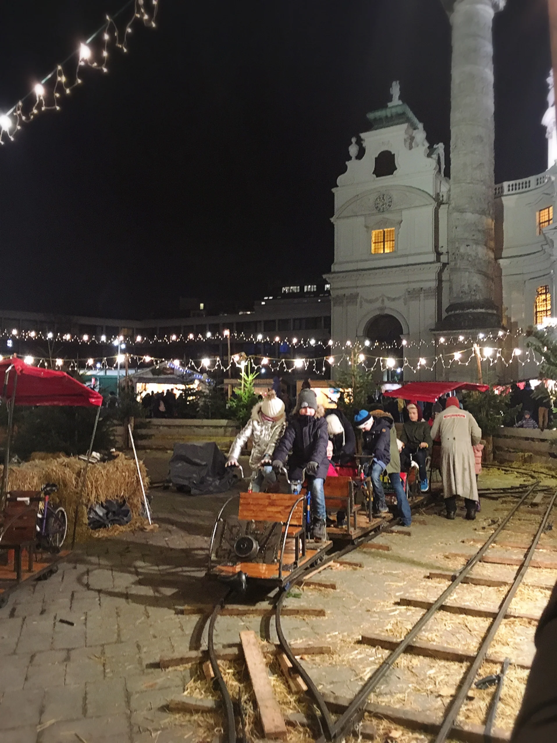 ウィーンのカールス教会のクリスマスマーケット_1_7
