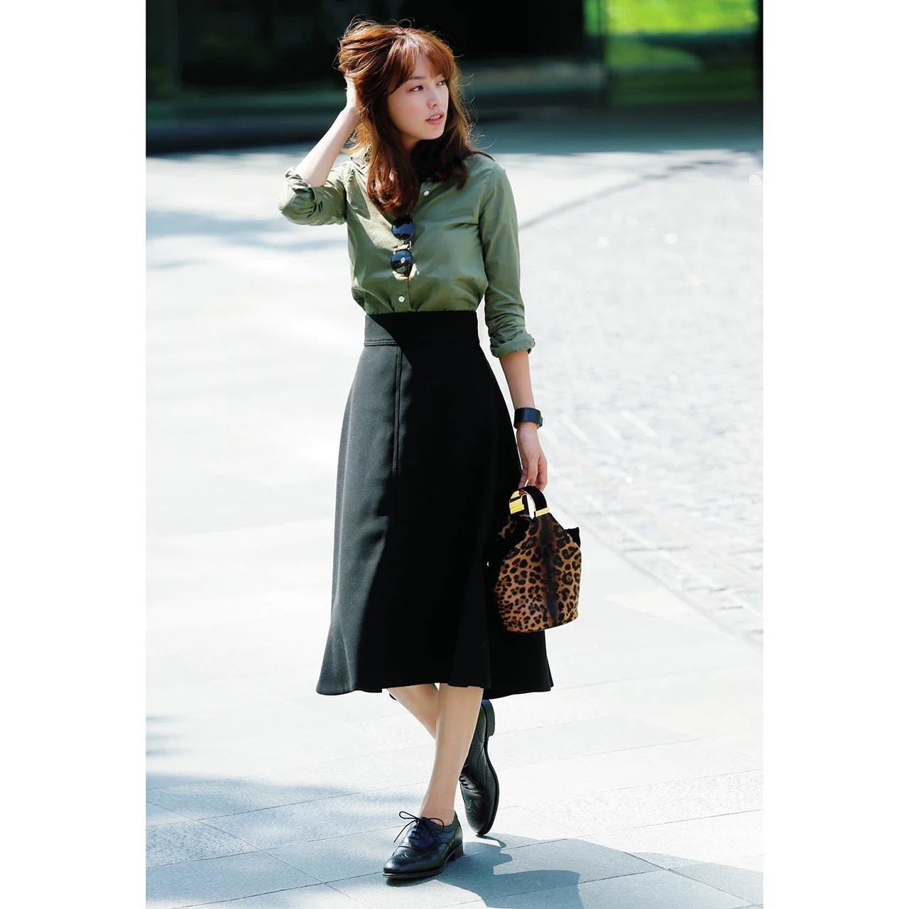 カーキ×黒スカートのファッションコーデ