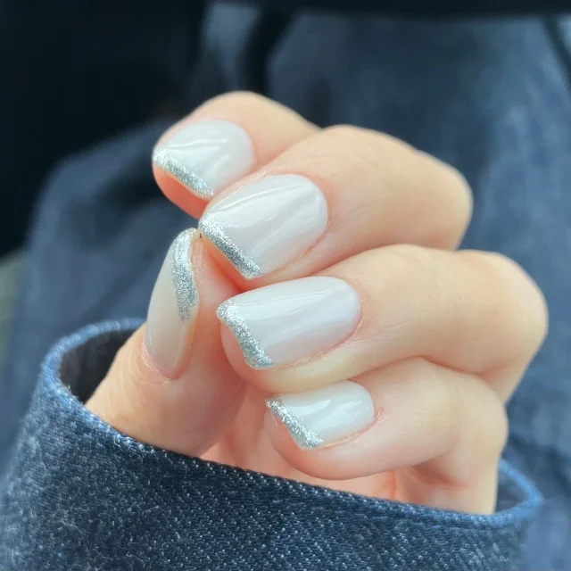 ホリデー気分を盛り上げてくれる！シルバー細フレンチネイルと鎌倉【BREAD IT BE】のシュトーレン_1_2