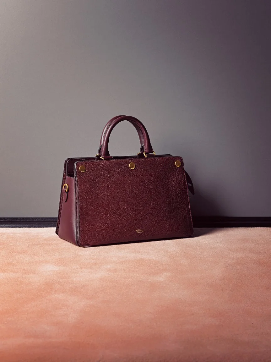 品格ある色とクラシックな形が美しいバッグ