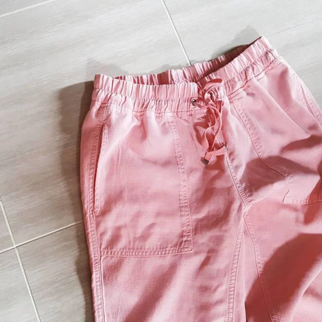 ZARAで見つけたきれいなピンク色のジョガーパンツ。