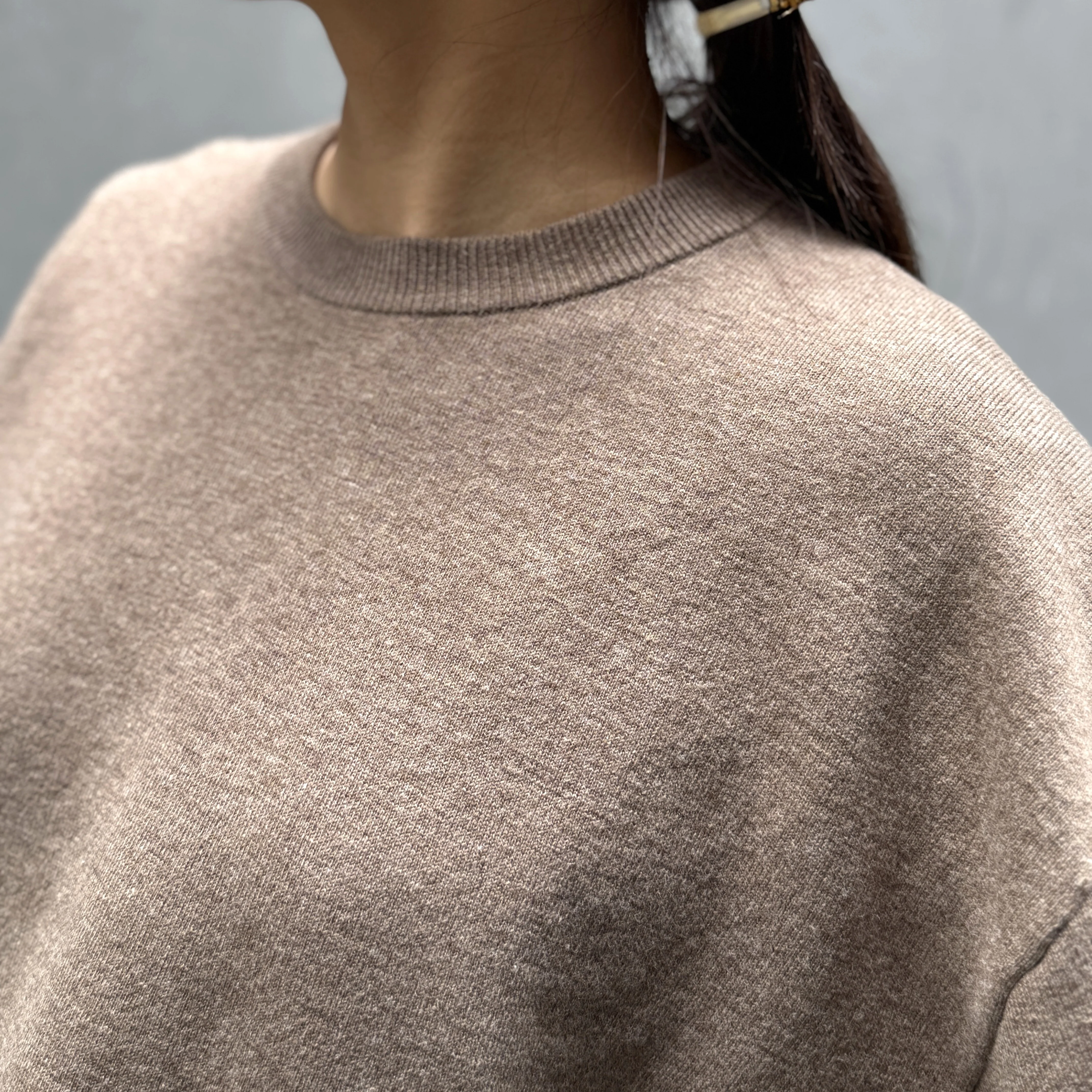 プルミエ アロンディスモンのMarisol別注ボックスショートニットプルオーバー　首もとのディテール