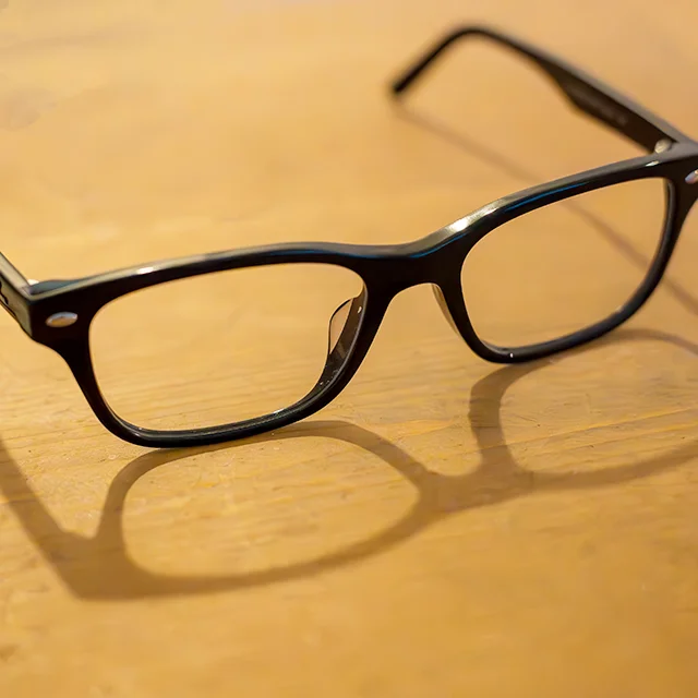 メガネコーデ、40代ファッション、50代ファッション、大人のカジュアルコーデ、大人の休日ファッション　伊達メガネコーデ　レイバン Ray−Ban　RayBan