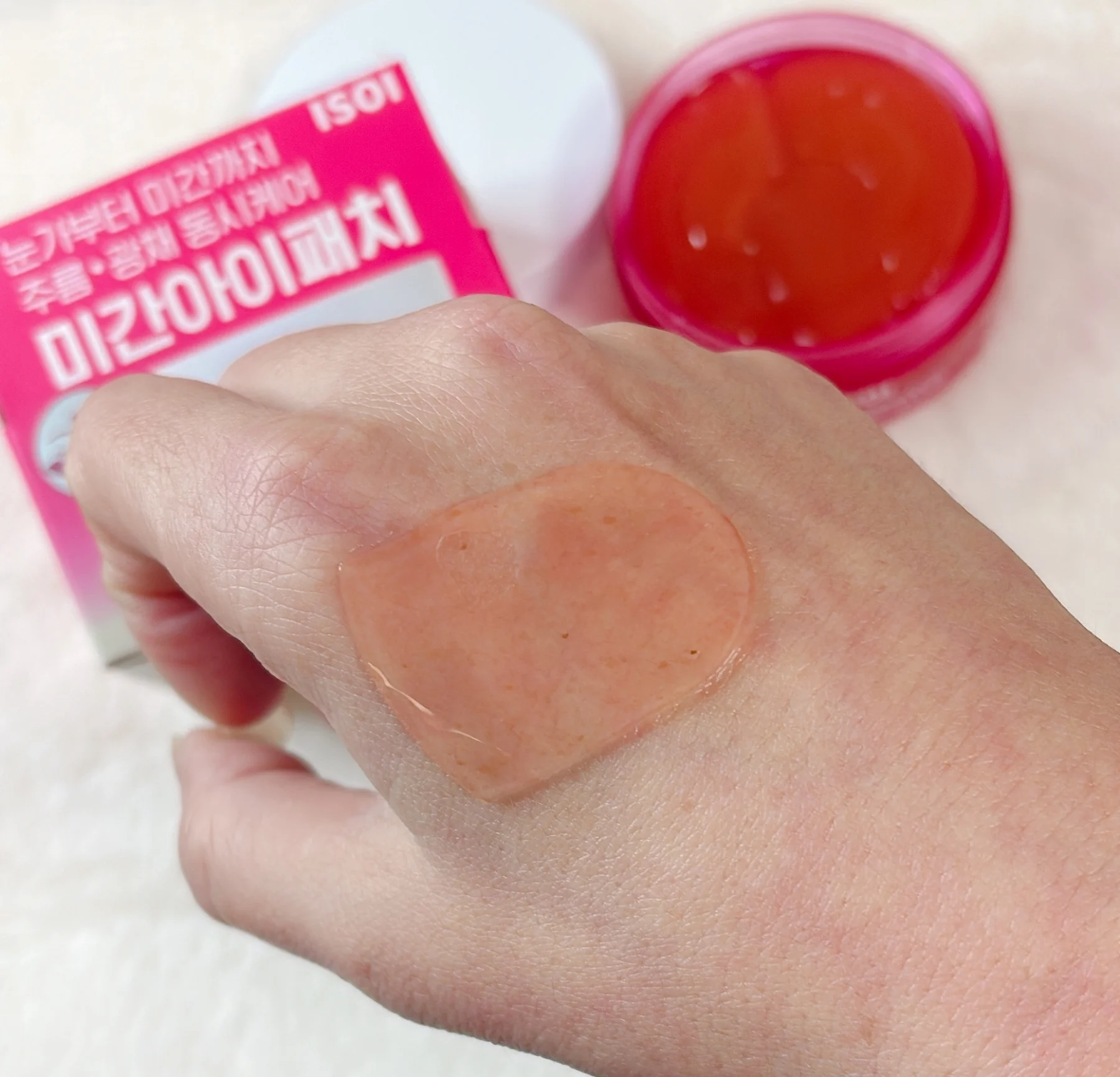 韓国コスメの新名品はこれ！K-Beautyの今が分かる「ファヘ」イベント　「hwahae awards in Tokyo 2026」　ファヘアワード2025：保湿ケア部門　韓国コスメ　目もと集中ケアアイゲルパッチ 90枚入り ￥3065／アイソイ　中身のゲルパッチの写真