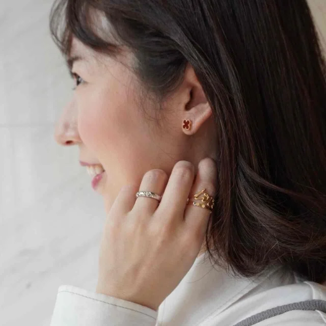 シンプルコーデの日にこそつけたいカーネリアンのピアス。