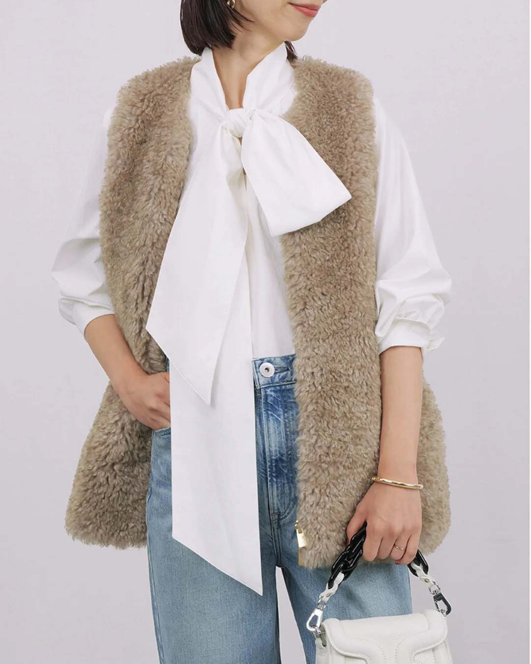 ボウタイブラウスの結び方　デニムコーデ　私服　寄りカット