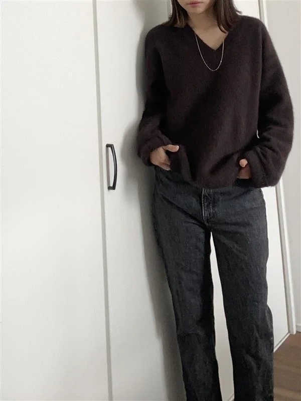 辻 直子さんコラボ フォックスカシミアVネックニットとデニムのコーデ