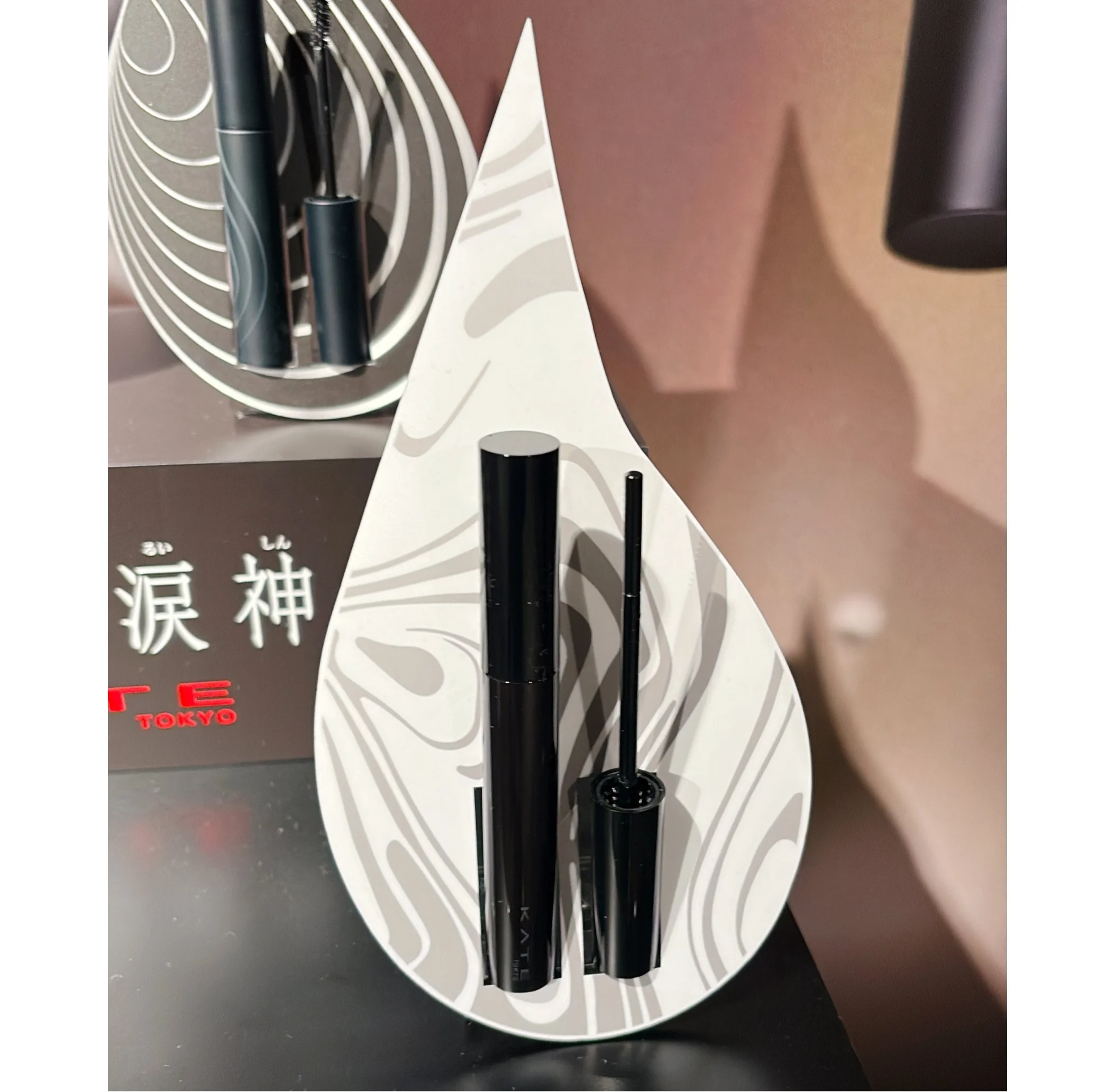 KATE　ケイト　2026　新作　アイメイク　くずれない　号泣の涙神　発表会の写真　 ケイト ルイシンノイチゲキリムーバー