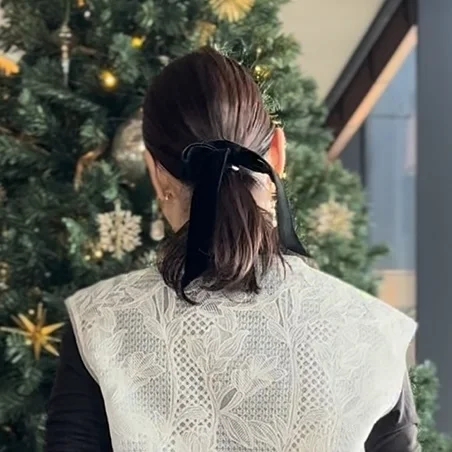 ベロアリボンを結んだヘアスタイルの写真