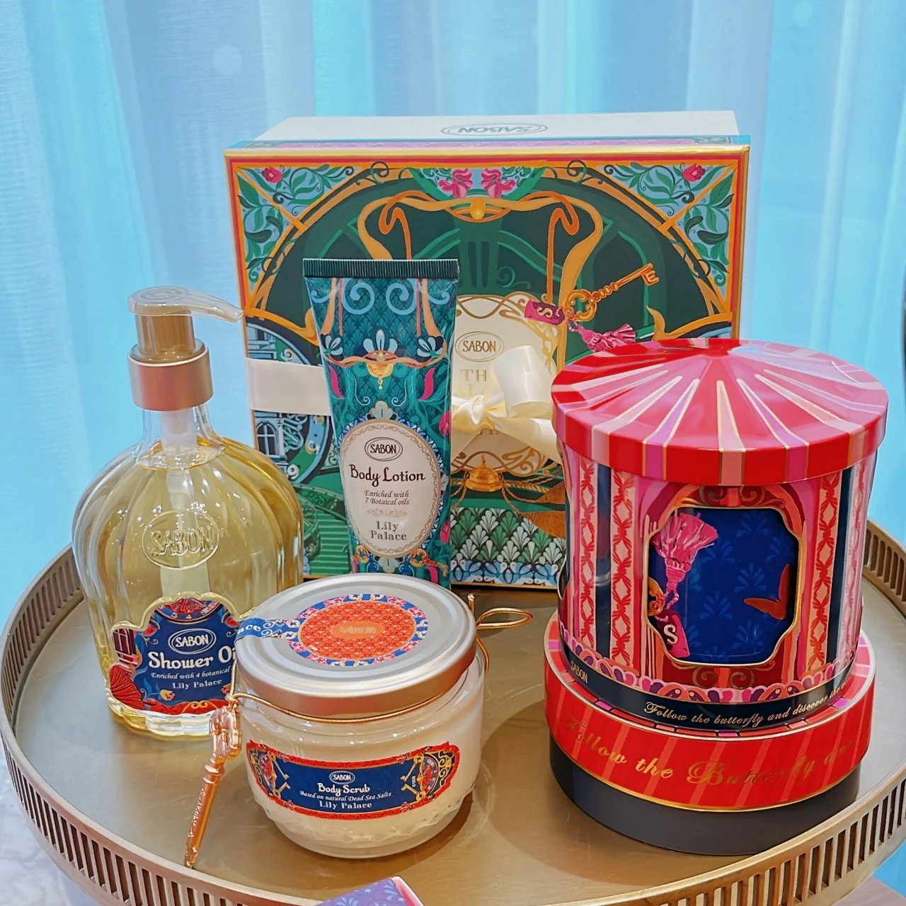  SABON ホリデーコレクション   “王宮の庭園”へ誘う「リリー・パレス コレクション」ボディスクラブやシャワーオイル　サボン　クリスマスコフレ　