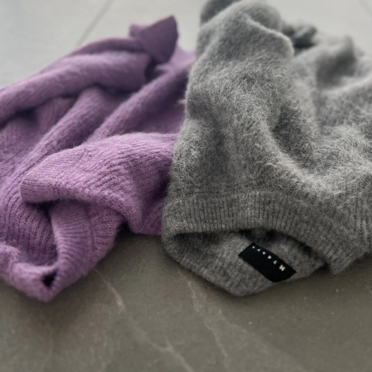 モヘア混ふわ軽コンパクトニット　ラベンダー、グレー　質感